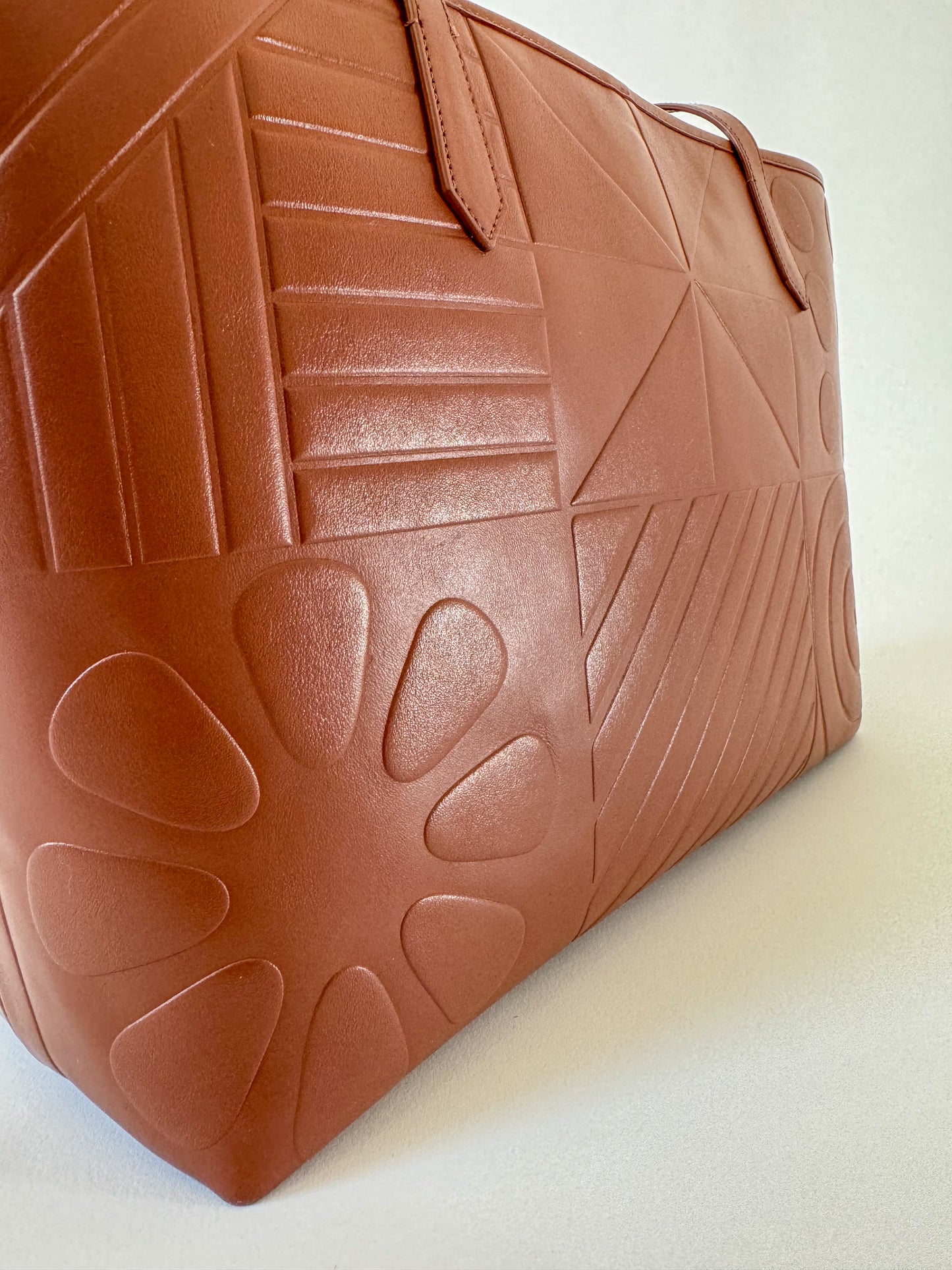 Egba Ake Apo Alawọ Búráhùn - Leather Tote with Adire Motifs