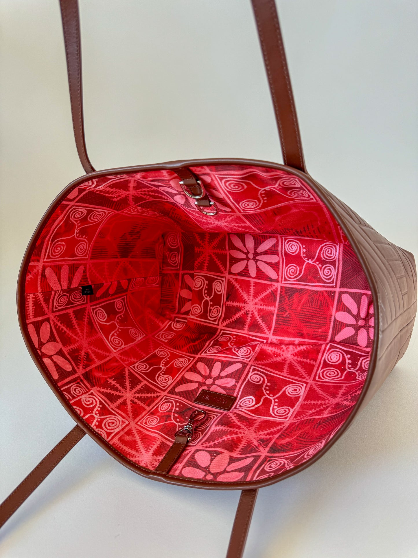 Egba Ake Apo Alawọ Búráhùn - Leather Tote with Adire Motifs